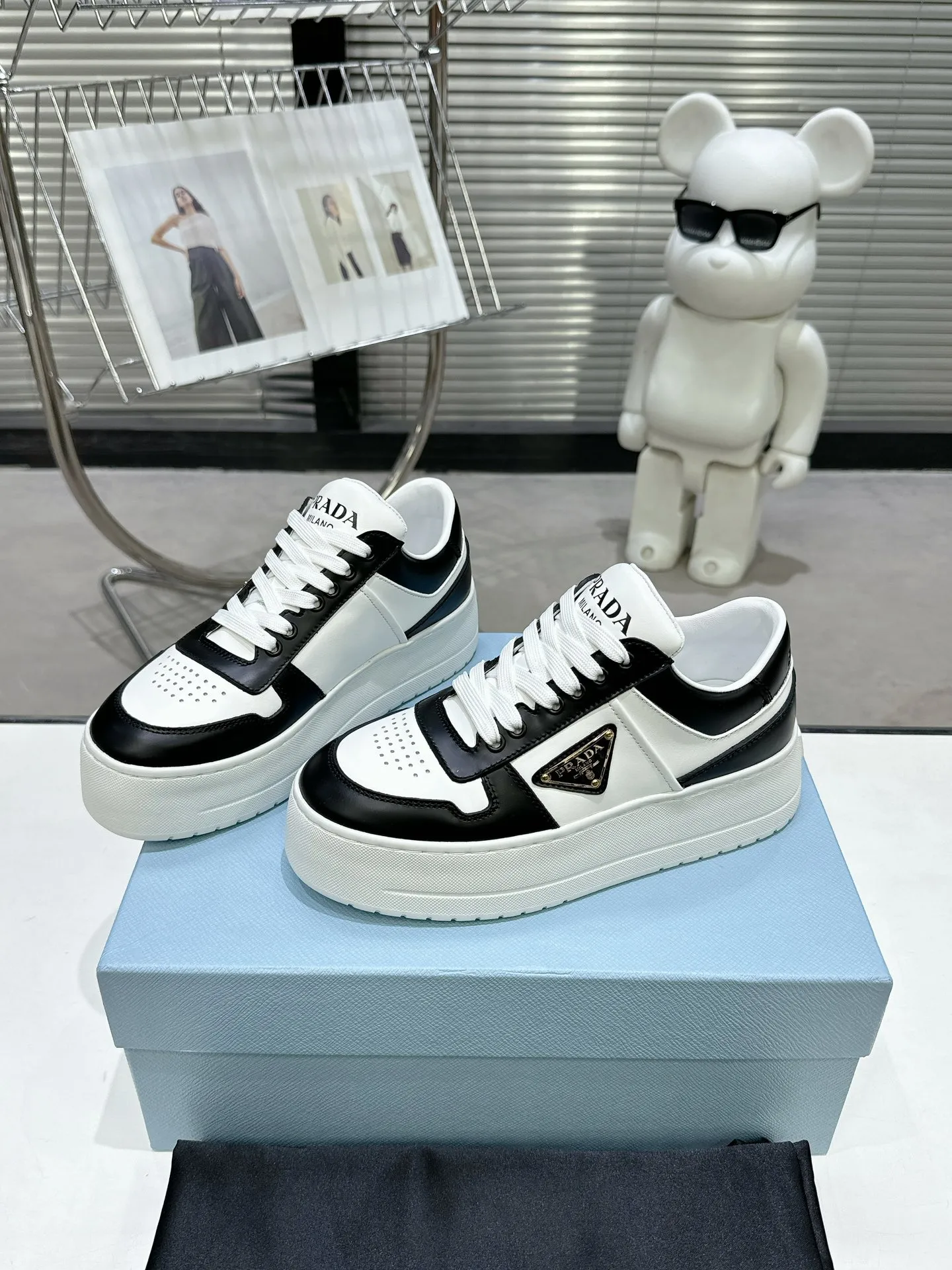 👟👟Ex-factory price 520👟👟 Prada Latest Downtown Bold series Thick-soled Platform Shoes Triangle Logo Casual Sports Shoes White Shoes Original purchase, development and production Downtown Bold sneakers are inspired by the basketball shoes of the 1980s, with sporty design and exquisite details. Crafted from perforated leather, the statement platform sole provides a unique, modern style. The Prada logo is interpreted from different angles, decorated with the iconic enamel-coated triangular metal logo, highlighting the unique classic style. Exquisite packaging at the delivery counter🛍📦 ▪️Fabric: Original custom imported first-layer cowhide ▪️Inner lining: Original imported soft sheepskin ▪️Outsole: Original molded ultra-light foam material ▪️Sole thickness: 4.5CM ▪️Size: Women's 35-40
